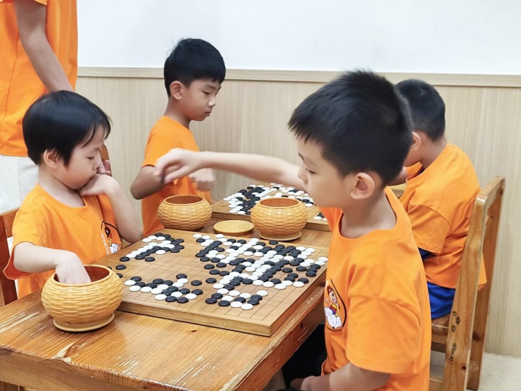 在棋盤上，執(zhí)掌風(fēng)云變化的小棋手_副本.jpg